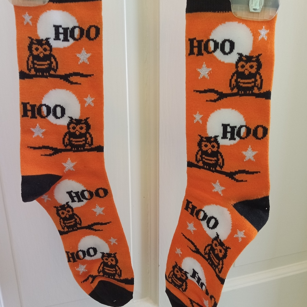 NEW.  OWL HOO CREW STRETCH SOCKS.  FUN FOR AUTUMN AND HALLOWEEN.